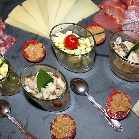 Aux 2 Saveurs D' Hotes 4* Pia